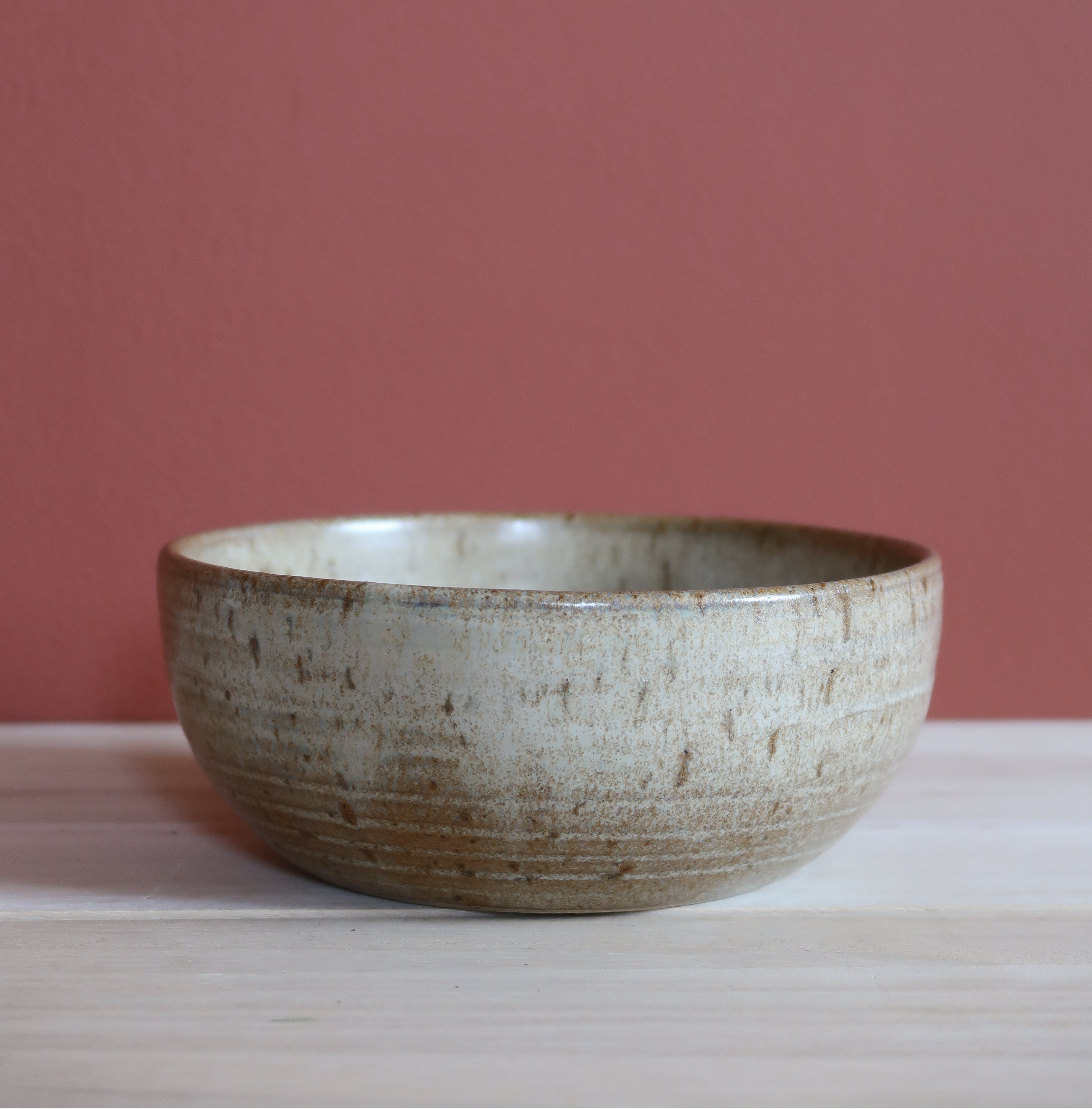 Keramikskål, beige med nister