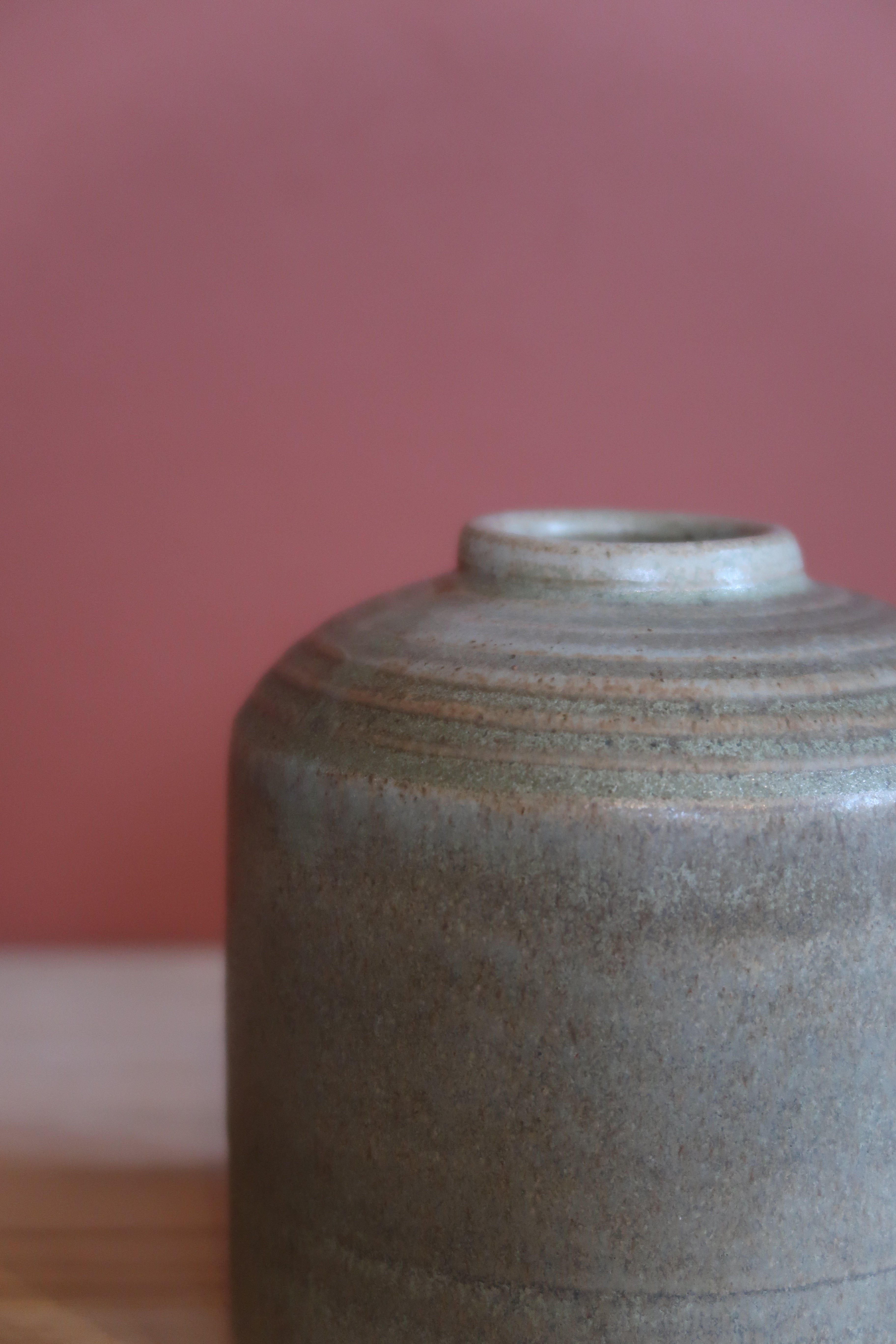 Mos, hånddrejet vase