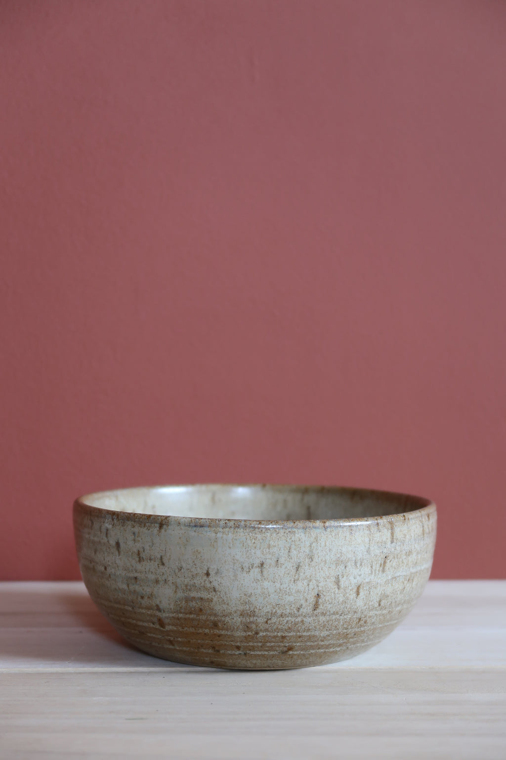 Keramikskål, beige med nister