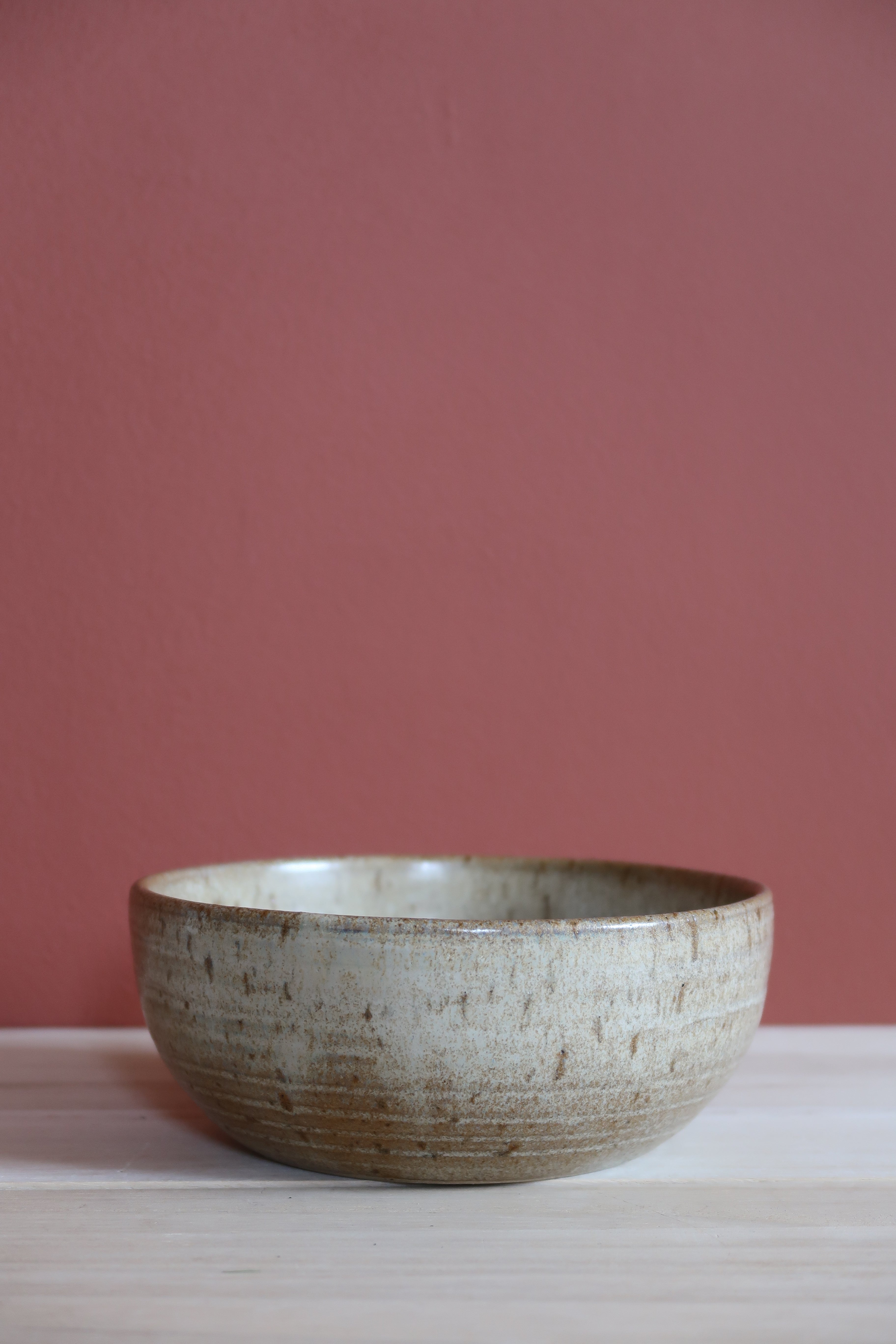 Keramikskål, beige med nister