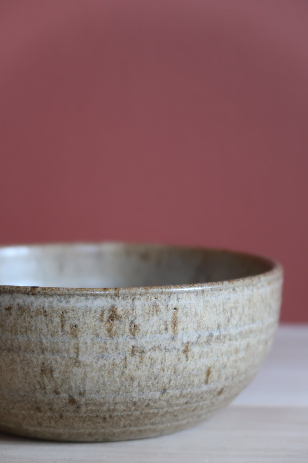 Keramikskål, beige med nister